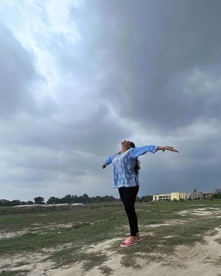 अक्षरा सिंह का नाम भोजपुरी जगत की हाईएस्ट पैड एक्ट्रेस की लिस्ट में शुमार होता है. उनकी बढ़ती फैन फॉलोइंग के चलते वो आज कामयाबी के शिखर पर पहुंच चुकी हैं.