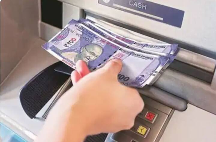 Now withdrawing money from ATM is expensive big banks have increased the charge ATM Cash Withdrawal Limit : अब ATM से पैसे निकालना हुआ महंगा, बड़े बैंकों ने बढ़ाये चार्ज, ये है नया नियम 