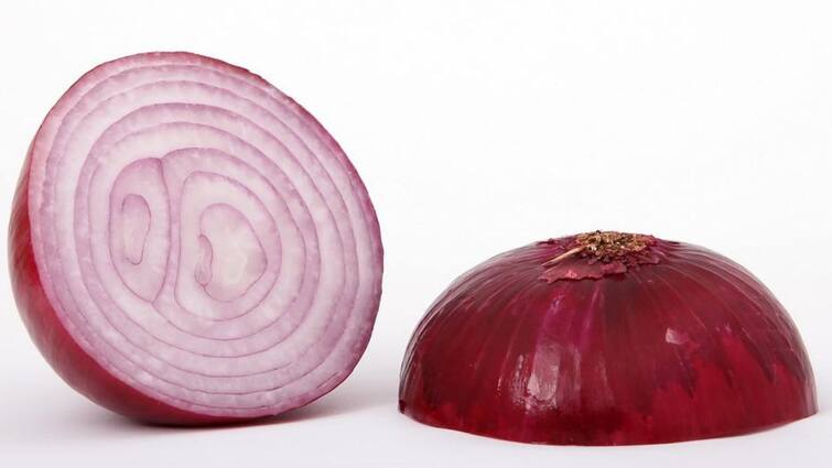 Do you know why people keep onion slices in their socks? know in details Health Tips: সারারাত মোজার মধ্যে পেঁয়াজের টুকরো রাখুন, তারপর ম্যাজিক দেখুন