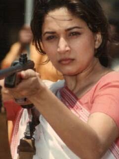 Madhuri Dixit की मृत्यूदंड के रिलीज को पूरे हुए 25 साल, सिनेमाघर में फिल्म के लिए कई हफ्तों तक रही थी भीड़