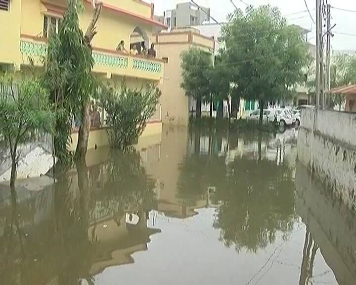 રાજ્યમાં આગામી ચાર દિવસ અમદાવાદ સહિત સાર્વત્રિક ભારે વરસાદની હવામાન વિભાગે આગાહી વ્યક્ત કરી છે. રાજ્યના આઠ જિલ્લામાં રેડ એલર્ટ, જ્યારે નવ જિલ્લામાં ઓરેંજ એલર્ટ જાહેર કરવામાં આવ્યું છે.