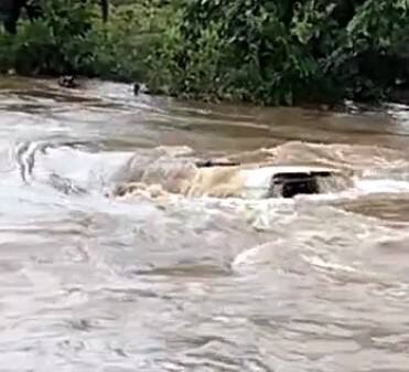 Nagpur Rains Attempts to pull the vehicle out of the flood, the car was swept away in the nala, eight people feared dead Nagpur Rains : पुरातून गाडी काढण्याचं नसतं धाडसं, स्कॉर्पिओ नाल्यात वाहून गेली, आठ जण दगावल्याची भीती