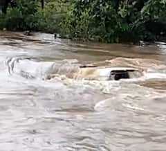 Nagpur Rains : पुरातून गाडी काढण्याचं नसतं धाडसं, स्कॉर्पिओ नाल्यात वाहून गेली, आठ जण दगावल्याची भीती