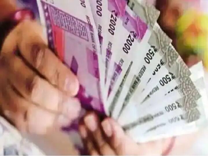 पीपीएफ कॅलक्युलेटरनुसार तुम्हाला एक कोटी रुपयांचा निधी जमवण्यासाठी 25 वर्षांचा कालावधी लागेल. त्यासाठी 7.1 टक्के व्याज मिळू शकेल. त्याशिवाय, पीपीएफ गुंतवणुकीतून तुम्हाला करोडपती होण्यास अधिक वेळ लागेल. मात्र, तुमची गुंतवणूक सुरक्षित राहू शकते. म्युच्युअल फंडच्या एसआयपीद्वारे तुम्ही एक कोटींची रक्कम जमवू शकता. मात्र, त्यात बाजाराची जोखीम आहे.