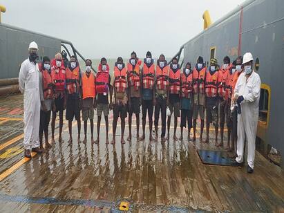 Indian Coast Guard rescue TN fishermen from two stranded boats off Kakinada TN Fisherman : கடும் போராட்டம்.. கடலில் சிக்கிய மீனவர்கள்.. இந்தியக் கடலோரக் காவல்படையினரின் அதிரடி முயற்சி மூலம் மீட்பு