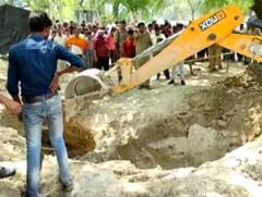 Hardoi News: कुएं की सफाई करते वक्त ऊपर गिरा मलबा, चार घंटे रेस्क्यू चलाकर बचाई गई जान