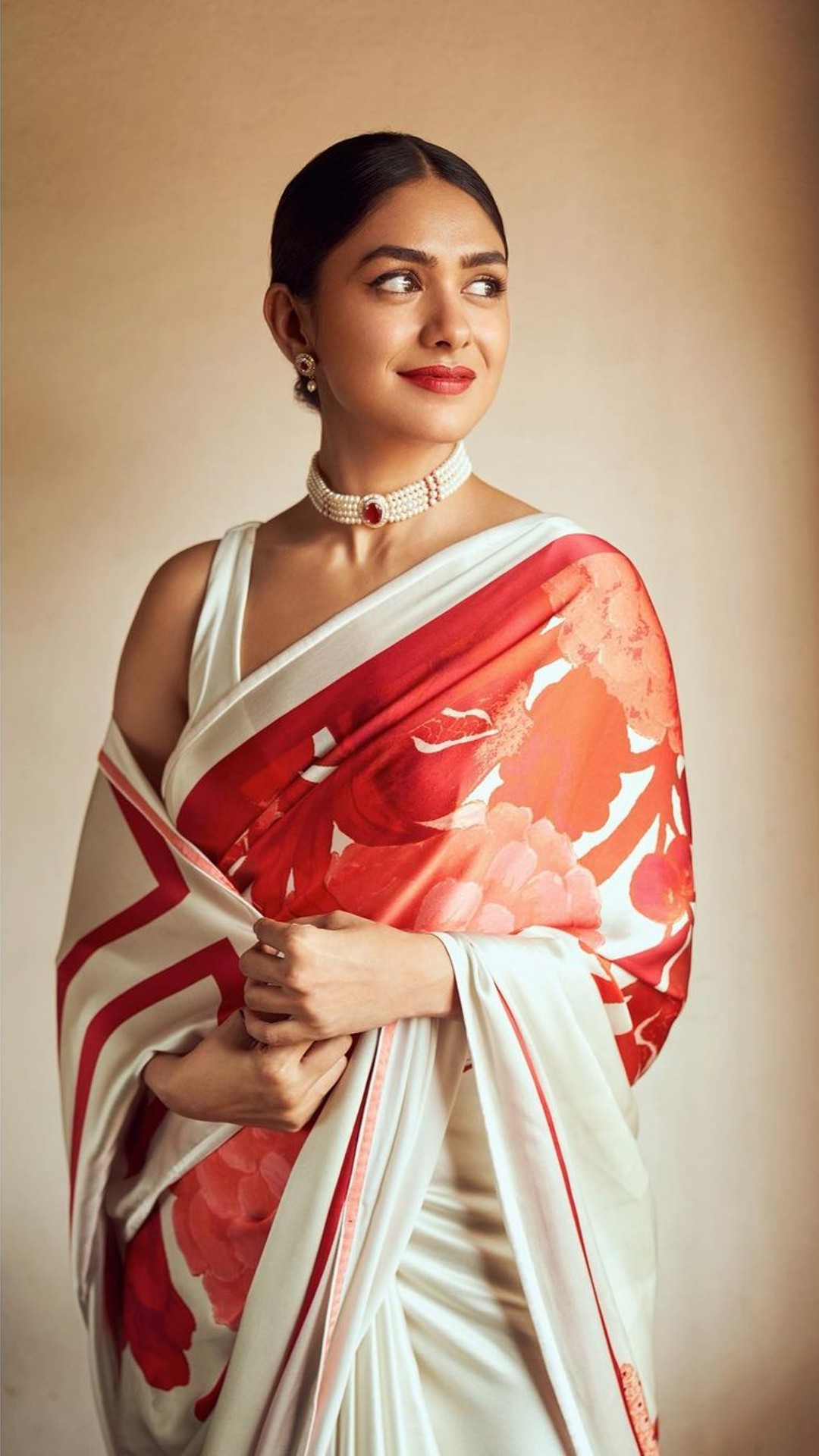 Style Tips To Wear A Red & White Saree - Boldsky.com