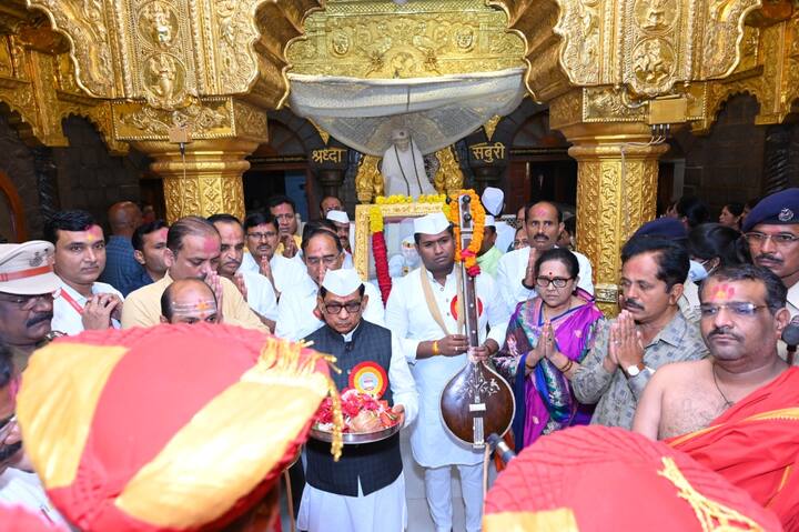 साईबाबांची वेषभुषा परिधान करत दाखल झालेली परराज्यातील साईंच्या पालखीने सर्वांचे लक्ष वेधून घेतले तर याच पालखीत महिलांनी दांडिया खेळत सर्वांची मने जिंकली.