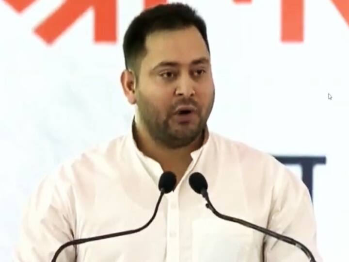 VIDEO: Tejashwi Yadav fumbling while reading speech in front of PM Narendra Modi Know what JDU and BJP said ann VIDEO: लिखा हुआ भाषण भी PM मोदी के सामने अटक-अटक कर पढ़ते रहे तेजस्वी, JDU और BJP ने कह दी ये बात