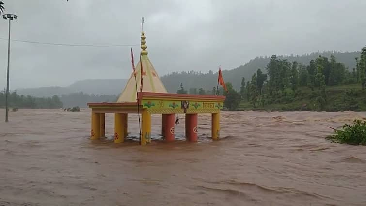 Maharashtra News Flood on Davleshwar Damanganga river on Nashik-Gujarat border Nashik News : नाशिक -गुजरात सीमेवरील दावलेश्वर महादेव मंदिर पाण्यात! दमणगंगा नदीला महापूर