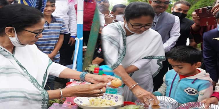 In Darjeeling West Bengal Chief Minister Mamata Banerjee makes phuchka and distributes amongst locals Mamata Banerjee: আলু-মটরের পুর, মশলা, তেঁতুল জল, পাহাড়ে গিয়ে ফুচকা বানালেন মুখ্যমন্ত্রী