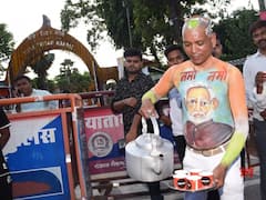 Watch Video: மோடிக்கு ஒரு கப் டீ கொடுத்தால் போதும்... மார்பில் மோடி உருவத்துடன் டீ விற்கும் நபர்... வைரலான வீடியோ!