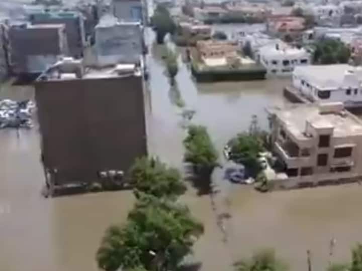 Flood In Karachi People Took Jibe Said Our Government Made Karachi Venice Flood In Karachi: पाकिस्तान के पॉश इलाकों में डूबी सड़कों पर लोगों ने कसा तंज, कहा- हमारी ईमानदार सरकार ने कराची को वेनिस बना दिया
