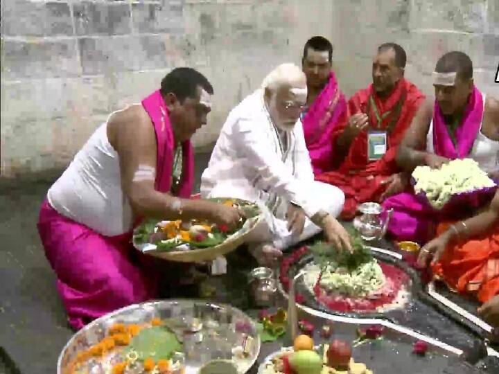 बाबा बैद्यनाथ के मंदिर में गुंबद पर पंचशूल है जो देश के किसी मंदिर में नहीं है. यहां दुनिया का सबसे बड़ा श्रावणी मेला लगता है. बिहार के सुल्तानगंज से लेकर झारखंड के देवघर तक 108 किलोमीटर के क्षेत्र में चलने वाला ये एशिया का सबसे लंबा मेला क्षेत्र माना जाता है