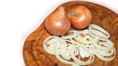 Health Tips: মোজার মধ্যে পেঁয়াজ রাখার টোটকা মানছেন? কী হতে পারে জানা আছে?