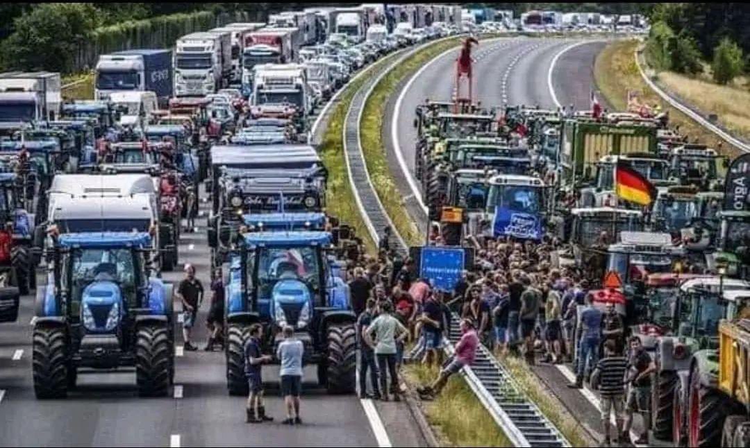 Farmer protest in Netherland : नेदरलॅंडमध्ये सरकार विरोधात शेतकऱ्यांचा एल्गार, ट्रॅक्टर घेऊन शेतकरी रस्त्यावर