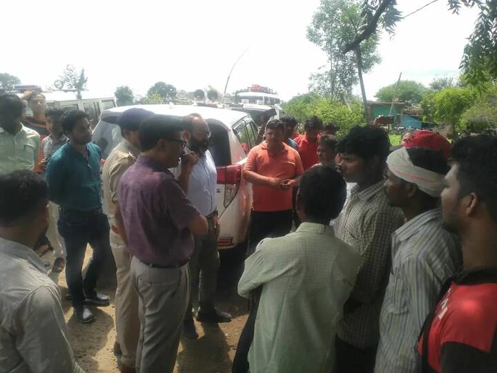 मजदूरों के नदी में फंसने की सूचना पाकर मुख्यमंत्री ने भोपाल से एसडीआरएफ की टीम को नसरुल्लागंज के सालारोड गांव के लिए रवाना किया.