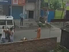 Dhanbad: पूर्व सांसद की बहू ने राइफल की नोंक पर मोहल्ले में किया बवाल, जानें Inside Story 