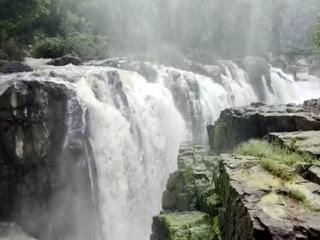 Hogenakkkal falls flooded with water due to Kaveri river opening by Karnataka காவிரியில் நீர்வரத்து  1 லட்சம் கன அடியாக அதிகரிப்பு -  பாறைகளை மூழ்கடித்து வெள்ளக்காடாக காட்சியளிக்கும் ஒகேனக்கல்!!