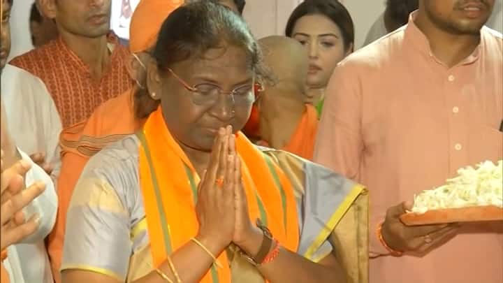 দ্রৌপদী মুর্মুর রাজ্যে প্রচার-সফরের আজ ছিল দ্বিতীয় ও শেষ দিন। দিনের শুরু তিনি করলেন উত্তর কলকাতায় স্বামী বিবেকানন্দর বাড়িতে শ্রদ্ধা নিবেদন করে।