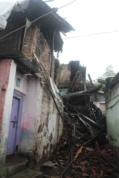 Nashik News : जुन्या नाशिकमध्ये चार वाडे कोसळले, नागरिकांचे वास्तव्य अद्यापही धोकादायक वाड्यांत