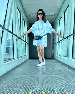 Photos: आसमानी रंग में छाई Akshara Singh, कर्ली बालों और स्टाइलिश अंदाज में एयरपोर्ट पहुंची एक्ट्रेस