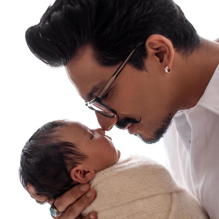 भारती सिंह, हर्ष लिंबाचिया और उनके बेटे लक्ष्य ने व्हाइट कलर की ड्रेस में ट्विनिंग की. इसके साथ भारती ने कैप्शन में लिखा है, “मिलिए हमारे बेटे लक्ष्य से.”