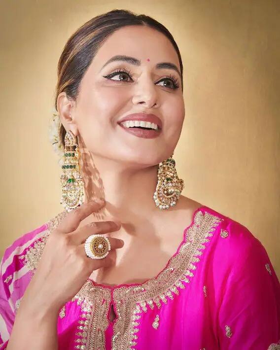 ਮੱਥੇ 'ਤੇ ਛੋਟੀ ਬਿੰਦੀ, ਕੰਨਾਂ 'ਚ ਝੁਮਕੇ ਅਤੇ ਵਾਲਾਂ 'ਚ ਗਜਰਾ... ਹਿਨਾ ਦਾ ਇਹ ਲੁੱਕ ਸਾਰਿਆਂ ਦਾ ਦਿਲ ਲੁੱਟਣ ਵਾਲਾ ਹੈ।
