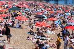 IN PICS| People Try To Find Respite Amid Heatwave Warning In UK