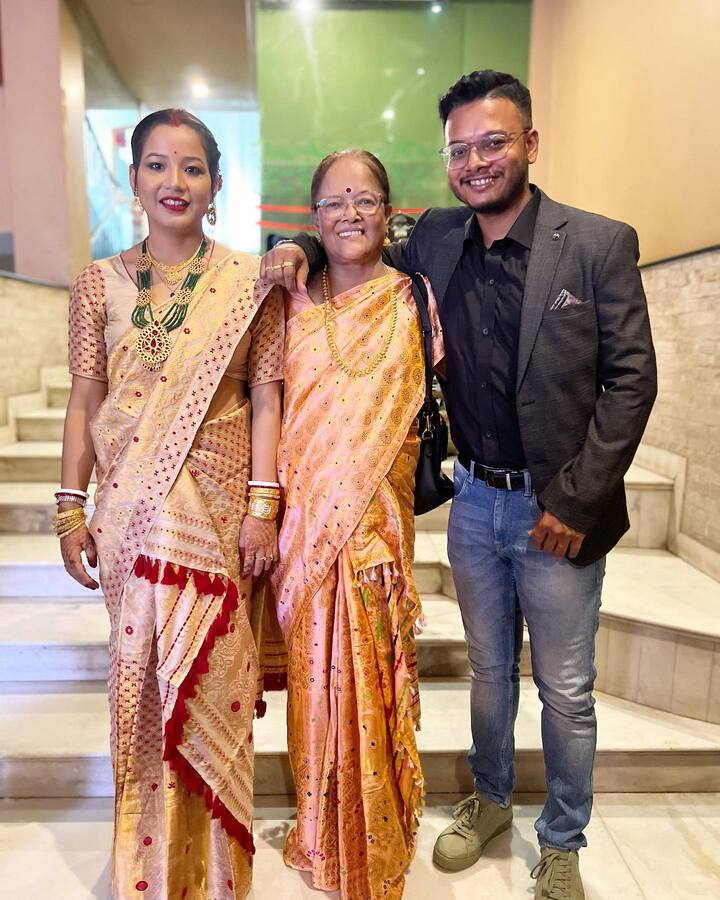 तस्वीरों में देवोलीना भट्टाचार्जी को अपनी मां और असम में रहने वाले सभी रिश्तेदार के साथ पोज देते हुए देखा जा सकता है.
