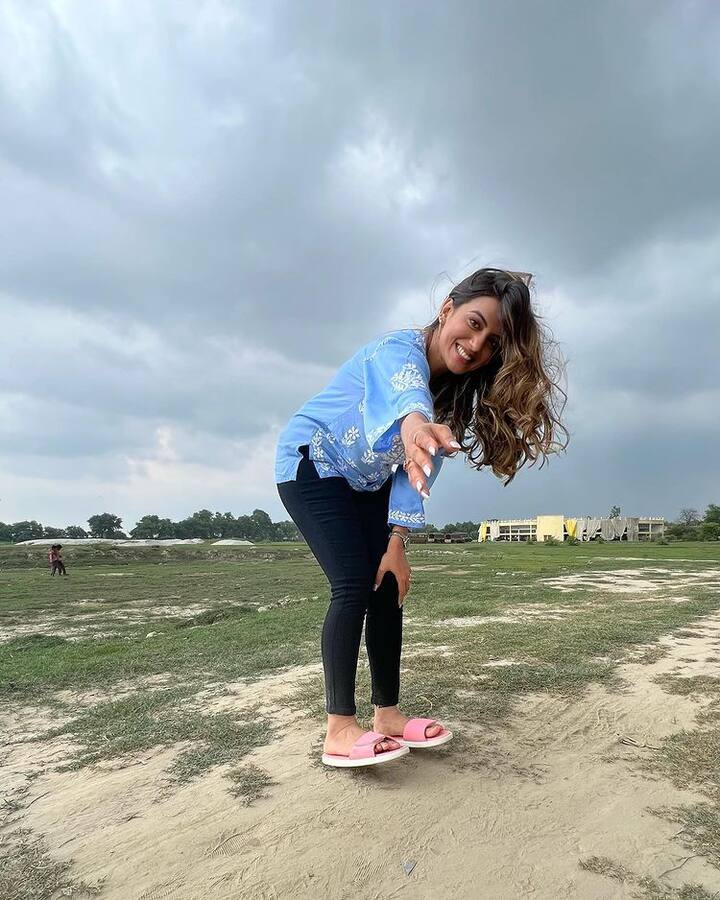 अक्षरा सिंह के लाखों चाहने वाले उनकी एक झलक के लिए टकटकी लगाकर इंतजार करते दिखते हैं.