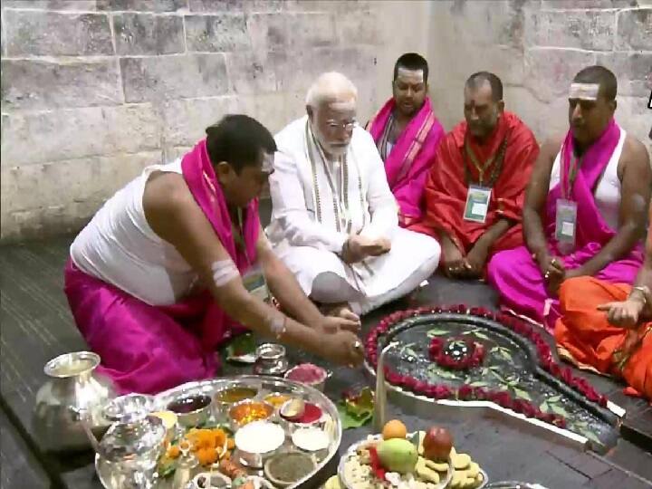 14 जुलाई से देवघर में महीने भर तक चलने वाले विश्व प्रसिद्ध श्रावणी मेले की भी शुरुआत को हो रही है. इस वर्ष एक साथ होने वाली अनेक ऐतिहासिक शुरुआतों को लेकर देवघर सहित पूरा इलाका भव्य तरीके से सजाया गया है.