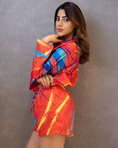 Nikki Tamboli Pics: कलरफुल शॉर्ट ड्रेस में कहर ढाती दिखीं निक्की तंबोली, सिंपल लुक में भी लगीं बेहद खूबसूरत