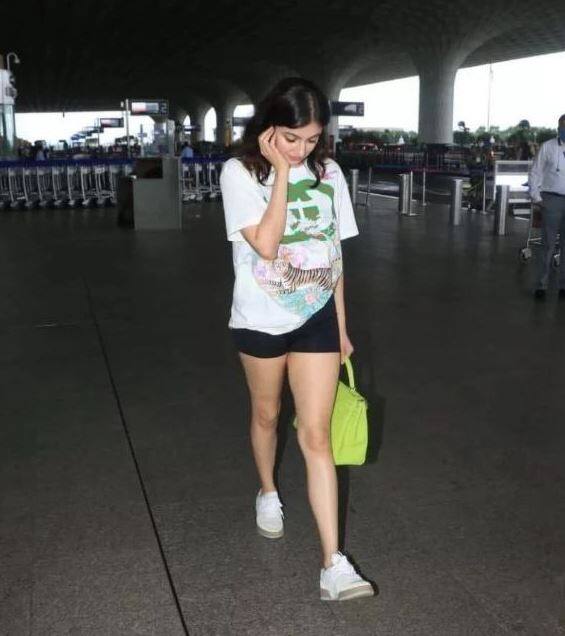 હાલમાં જ અભિનેત્રી એરપોર્ટ લૂકમાં જોવા મળી હતી. આ દરમિયાન અભિનેત્રીની કેટલીક તસવીરો સામે આવી છે.