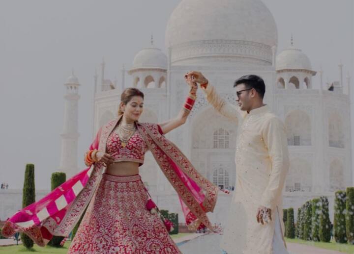 शादी के बाद ताजमहल में संग्राम और पायल हाथों में हाथ लिए रोमांटिक पोज देते हुए नजर आए हैं.