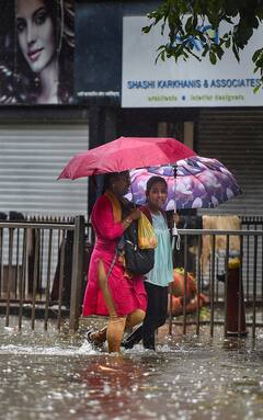 Maharashtra Rain Alert: বন্ধ স্কুল, প্রবল বর্ষণে বন্যার আশঙ্কা মহারাষ্ট্রে