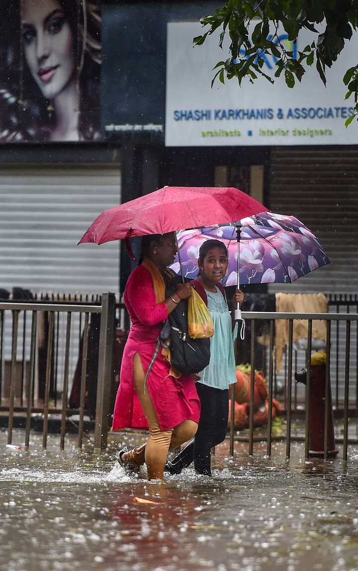 বৃষ্টির দাপটে বিপর্যস্ত মুম্বই। জলমগ্ন বাণিজ্য়নগরীর বড় অংশ। মুম্বইয়ের পাশাপাশি গোটা উত্তর মহারাষ্ট্রে  ১১ থেকে ১৪ জুলাই পর্যন্ত লাল সতর্কতা হাওয়া অফিসের।