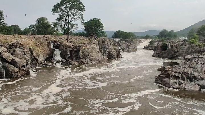 காவிரியில் நீர்வரத்து  1 லட்சம் கன அடியாக அதிகரிப்பு -  பாறைகளை மூழ்கடித்து வெள்ளக்காடாக காட்சியளிக்கும் ஒகேனக்கல்!!