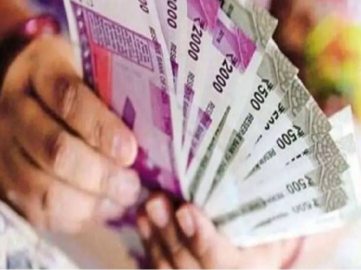 इस अकाउंट में सालाना 1.50 लाख रुपये तक निवेश किया जा सकता है. मान लीजिए, आप हर महीने 12,500 रुपये पीपीएफ अकाउंट में निवेश करते हैं. 15 साल में मैच्‍योरिटी के बाद आप अपने पीपीएफ अकाउंट को 5-5 साल के ब्‍लॉक में आगे बढ़ा सकते हैं. इस तरह से 25 साल के बाद आपके PPF अकाउंट का पूरा फंड 1 करोड़ से ज्‍यादा (1,03,08,015) हो जाएगा.