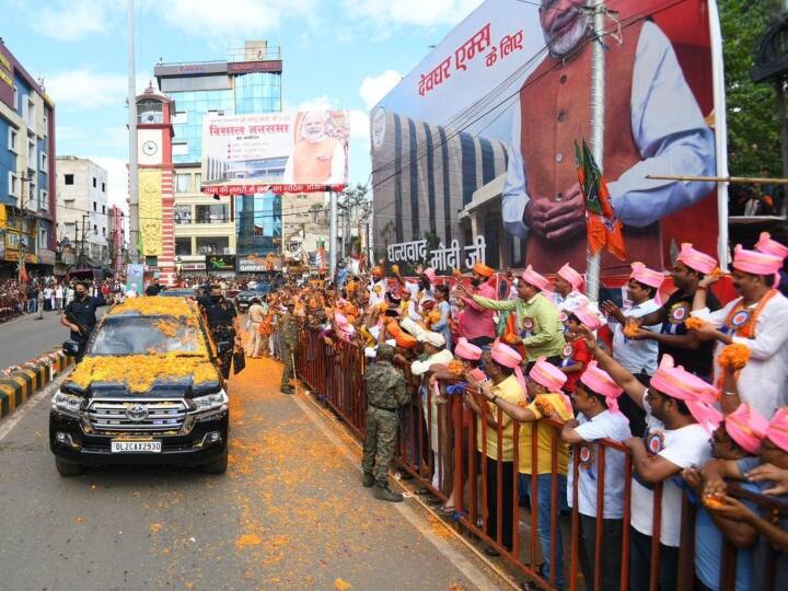 पीएम ने कहा कि एक तरफ बाबा का आशीर्वाद और दूसरी तरफ ईश्वर का रूप जनता जनार्दन का आशीर्वाद हमें कितनी बड़ी शक्ति देते हैं ये आप भी जानते हैं और मैं भी.