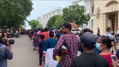 प्रदर्शनकारियों ने राष्ट्रपति भवन पर कब्जा करने के बाद, भवन देखने के लिए लंबी कतार में आम जनता