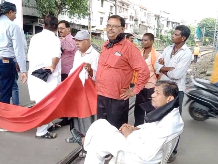 Korba News: कोरबा में रेलवे बोर्ड के चेयरमैन ने मुलाकात का नहीं दिया समय, धरने पर बैठे पूर्व गृहमंत्री, जानें-क्यों? Korba, the chairman of the Railway Board did not give an appointment then the Nankiram Kanwar sitting on a dharna ANN Korba News: कोरबा में रेलवे बोर्ड के चेयरमैन ने मुलाकात का नहीं दिया समय, धरने पर बैठे पूर्व गृहमंत्री, जानें-क्यों?