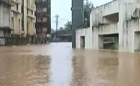 Rajkot: મહાવીર કોમ્પલેક્ષ વિસ્તારમાં છાતીસમા પાણી, લોકો ચઢ્યા છત પર; જુઓ સ્થિતિ