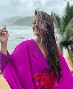 Anita Hassanandani Pics: टीवी की नागिन ने समुद्र के किनारे जुल्फे लहराते हुए चलाया हुस्न का जादू, पति भी नहीं हटा पाए नजरें