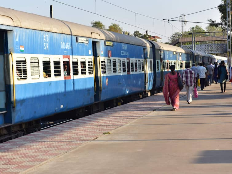 indian railway if no cash during train travel now you can pay with debit card know scheme marathi news Indian Railway News: रेल्वेचा विना तिकीट प्रवास करताय? प्रवासादरम्यान कॅश नसेल तर घाबरू नका, हे वाचा