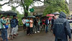 Savitribai Phule Pune University: पुणे विद्यापीठात भरपावसात फिवाढीविरोधात घंटानाद आंदोलन