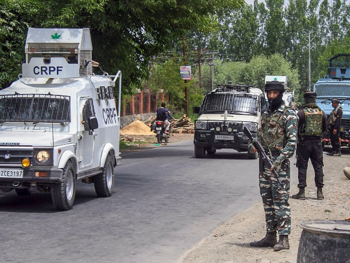 Terrorist Attack: जम्मू-कश्मीर के श्रीनगर में आतंकी हमला, एक जवान शहीद और 2 जख्मी