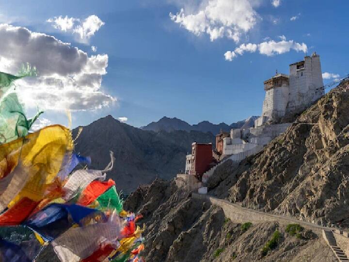 लेह से आगे आपको हर जगह रात में रुकने के लिए होटल की सुविधा मिलेगी. इसके साथ ही आपको नुब्रा में कल्चरल शो देखने को मिलेगा.(PC: Freepik)