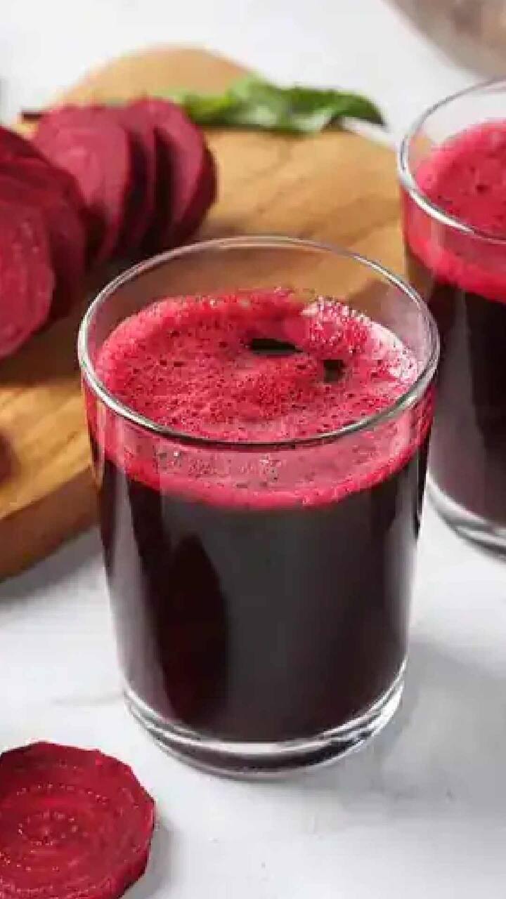 बीट तुम्हाला तंदुरुस्त आणि निरोगी बनविण्यास मदत करते. यामध्ये भरपूर प्रमाणात लोह आढळते, त्यामुळे शरीरातील रक्ताची कमतरता पूर्ण होते आणि हिमोग्लोबिन वाढण्यास मदत होते. जाणून घ्या बीटचा ज्यूस पिण्याचे फायदे.