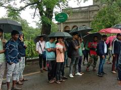 Savitribai Phule Pune University: पुणे विद्यापीठात भरपावसात फिवाढीविरोधात घंटानाद आंदोलन